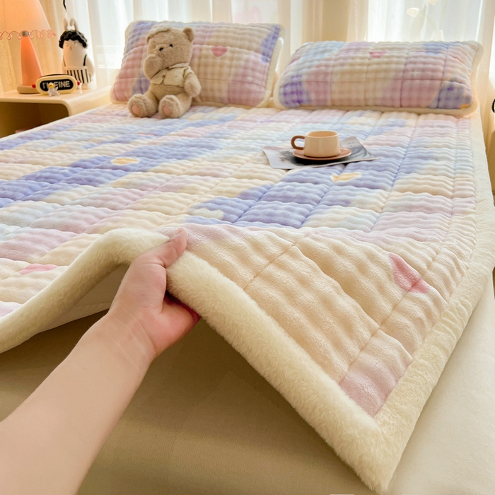 91家纺网 家纺一手货源 找家纺 梵朴 2025新款牛奶绒泡泡兔毛绒床垫学生宿舍床褥子床护垫大床款印花系列 彩虹爱心紫