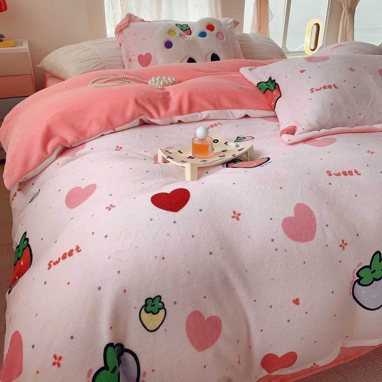 91家纺网 家纺一手货源 找家纺 莱豫家纺 2025新款加厚牛奶绒三件套四件套保暖不静电 爱心草莓