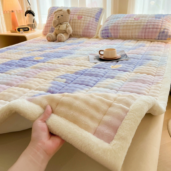 91家纺网 家纺一手货源 找家纺 梵朴 2025新款牛奶绒泡泡兔毛绒床垫学生宿舍床褥子床护垫大床款印花系列 彩虹爱心紫