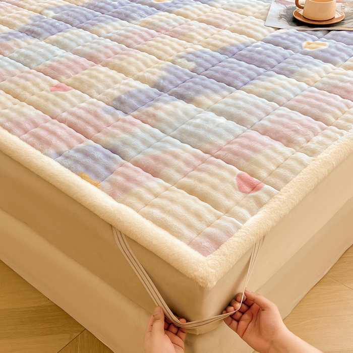 91家纺网 家纺一手货源 找家纺 梵朴 2025新款牛奶绒泡泡兔毛绒床垫学生宿舍床褥子床护垫大床款印花系列 彩虹爱心紫