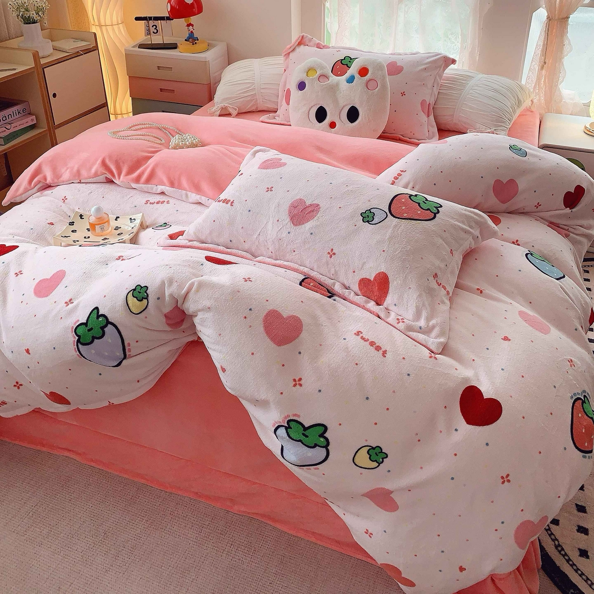91家纺网 家纺一手货源 找家纺 莱豫家纺 2025新款加厚牛奶绒三件套四件套保暖不静电 爱心草莓