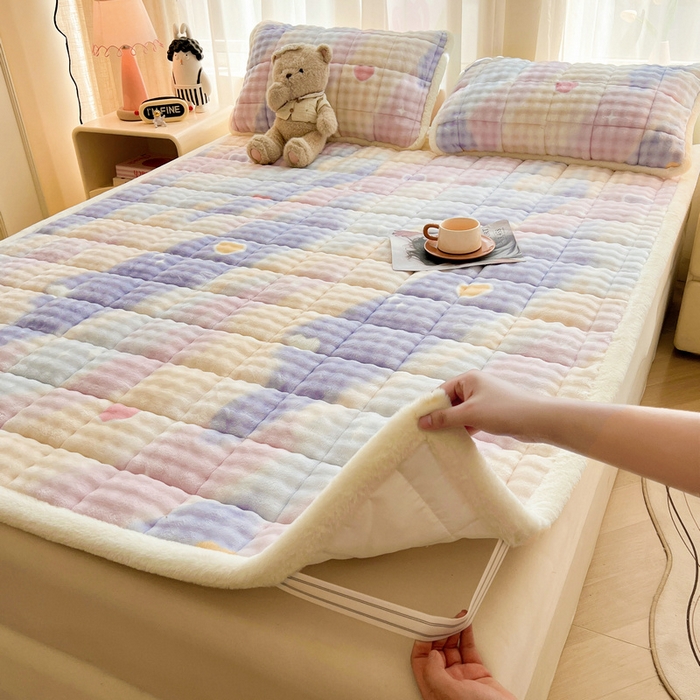 91家纺网 家纺一手货源 找家纺 梵朴 2025新款牛奶绒泡泡兔毛绒床垫学生宿舍床褥子床护垫大床款印花系列 彩虹爱心紫