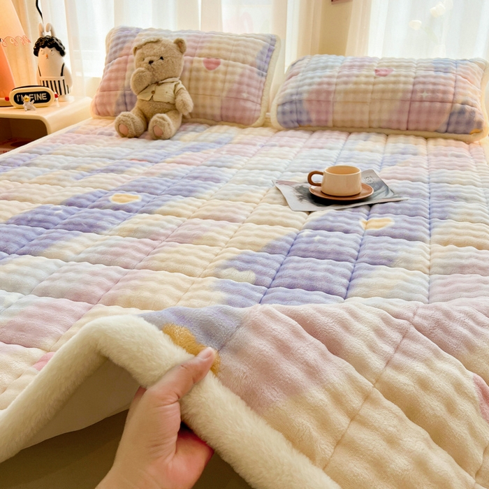 91家纺网 家纺一手货源 找家纺 梵朴 2025新款牛奶绒泡泡兔毛绒床垫学生宿舍床褥子床护垫大床款印花系列 彩虹爱心紫
