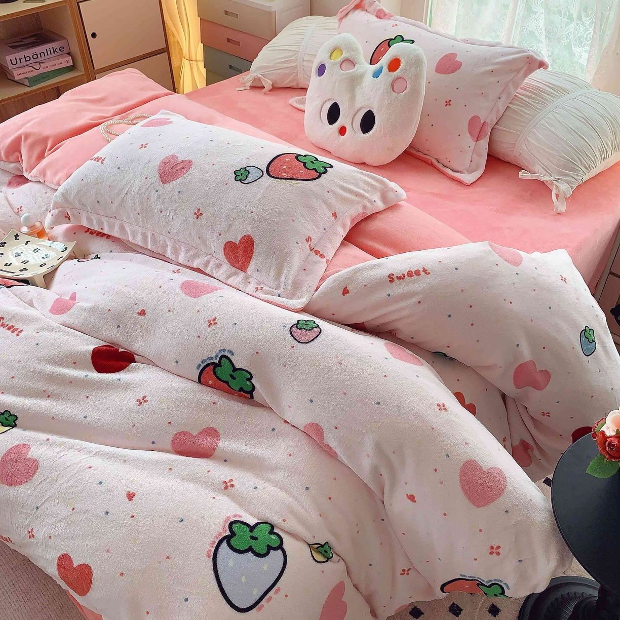 91家纺网 家纺一手货源 找家纺 莱豫家纺 2025新款加厚牛奶绒三件套四件套保暖不静电 爱心草莓