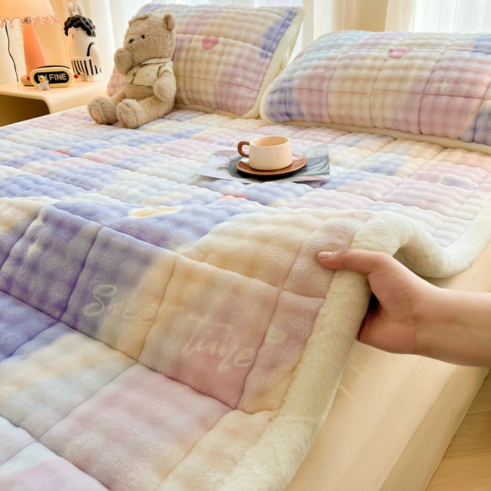 91家纺网 家纺一手货源 找家纺 梵朴 2025新款牛奶绒泡泡兔毛绒床垫学生宿舍床褥子床护垫大床款印花系列 彩虹爱心紫