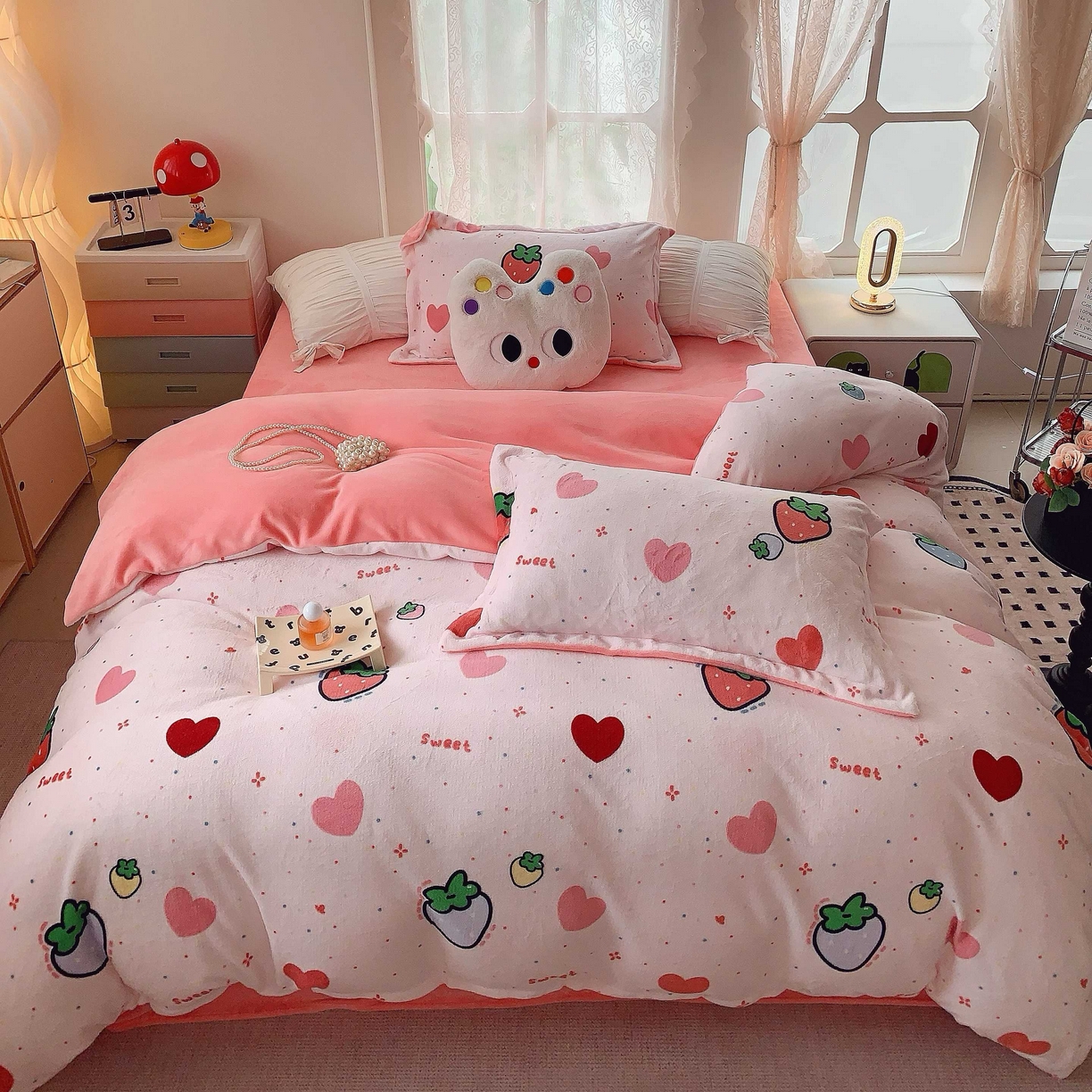 91家纺网 家纺一手货源 找家纺 莱豫家纺 2025新款加厚牛奶绒三件套四件套保暖不静电 爱心草莓