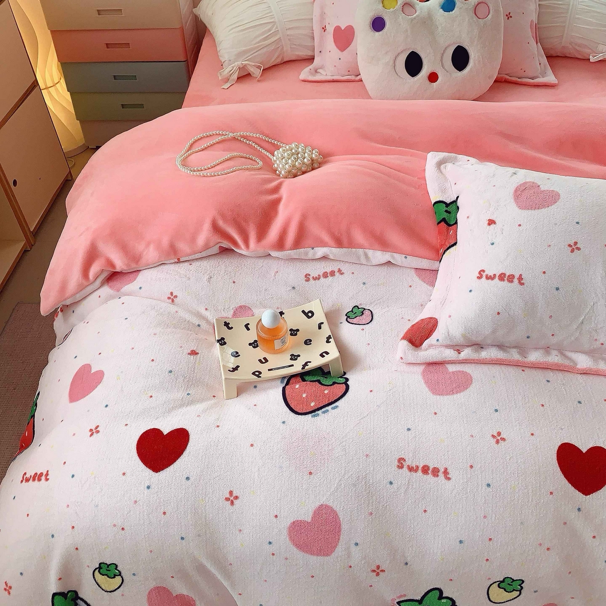 91家纺网 家纺一手货源 找家纺 莱豫家纺 2025新款加厚牛奶绒三件套四件套保暖不静电 爱心草莓