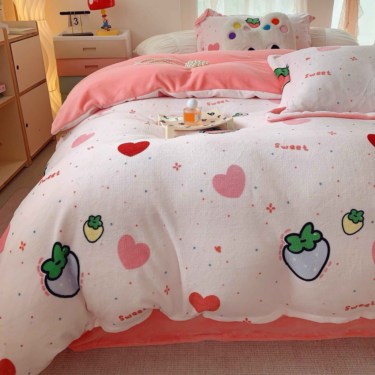 91家纺网 家纺一手货源 找家纺 莱豫家纺 2025新款加厚牛奶绒三件套四件套保暖不静电 爱心草莓