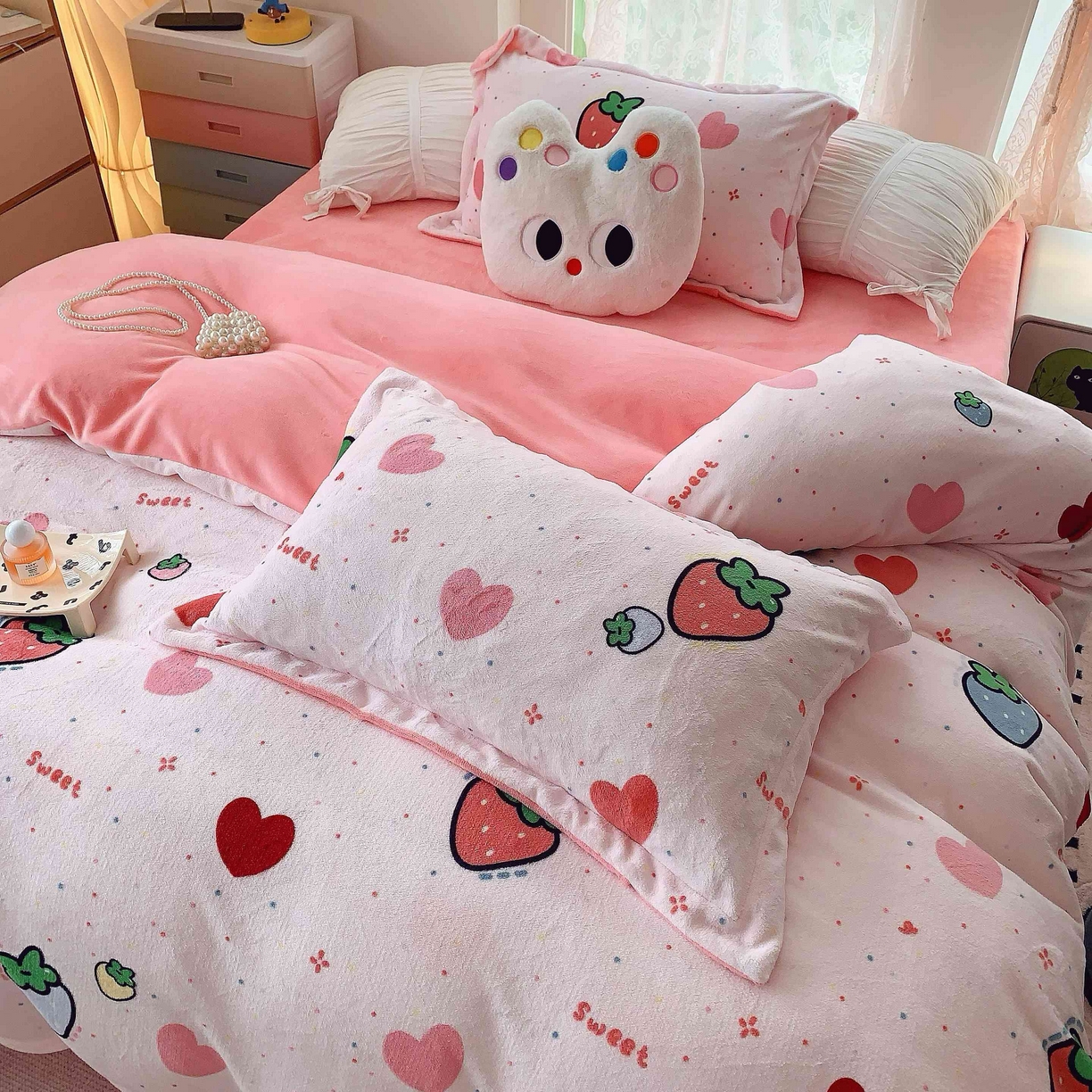 91家纺网 家纺一手货源 找家纺 莱豫家纺 2025新款加厚牛奶绒三件套四件套保暖不静电 爱心草莓