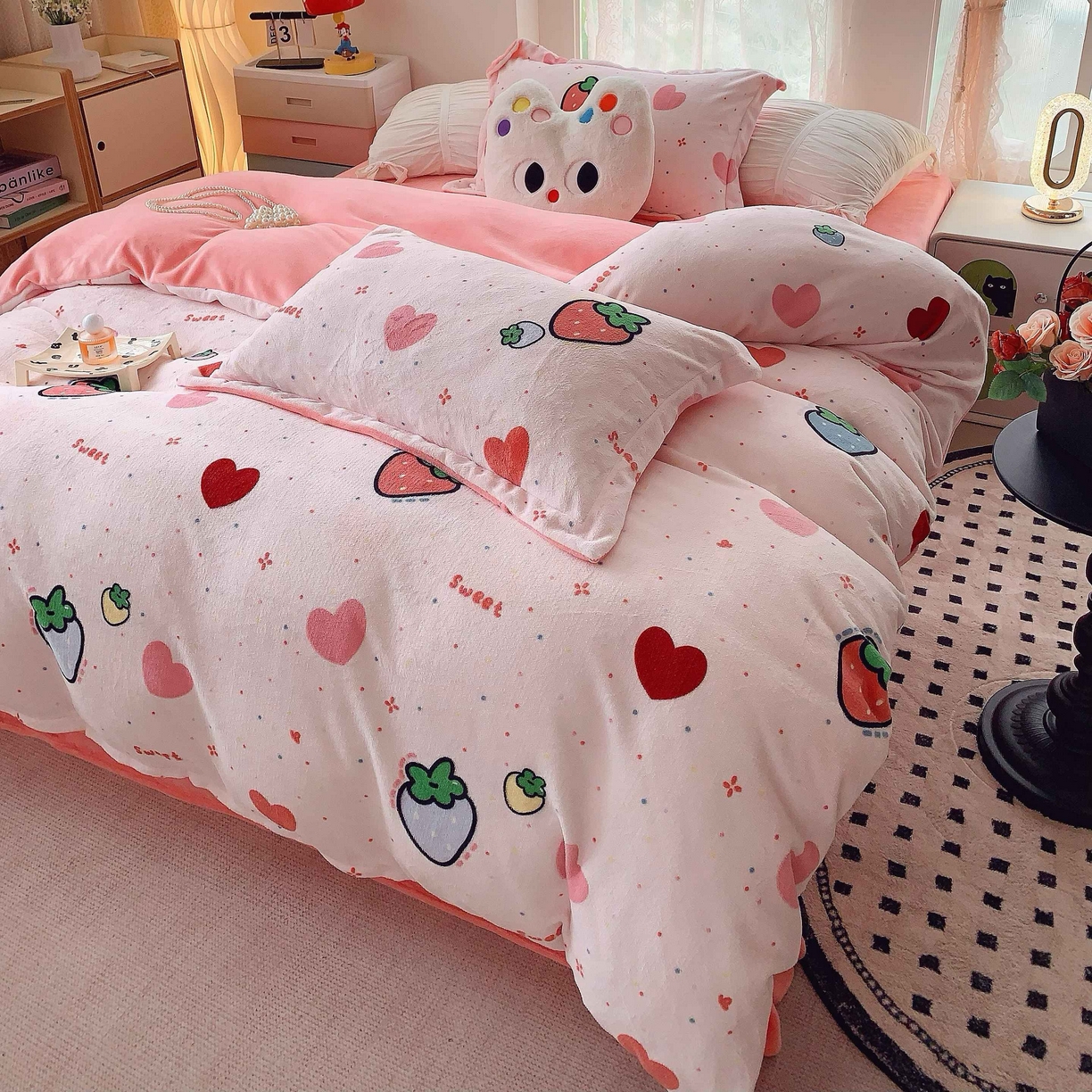 91家纺网 家纺一手货源 找家纺 莱豫家纺 2025新款加厚牛奶绒三件套四件套保暖不静电 爱心草莓