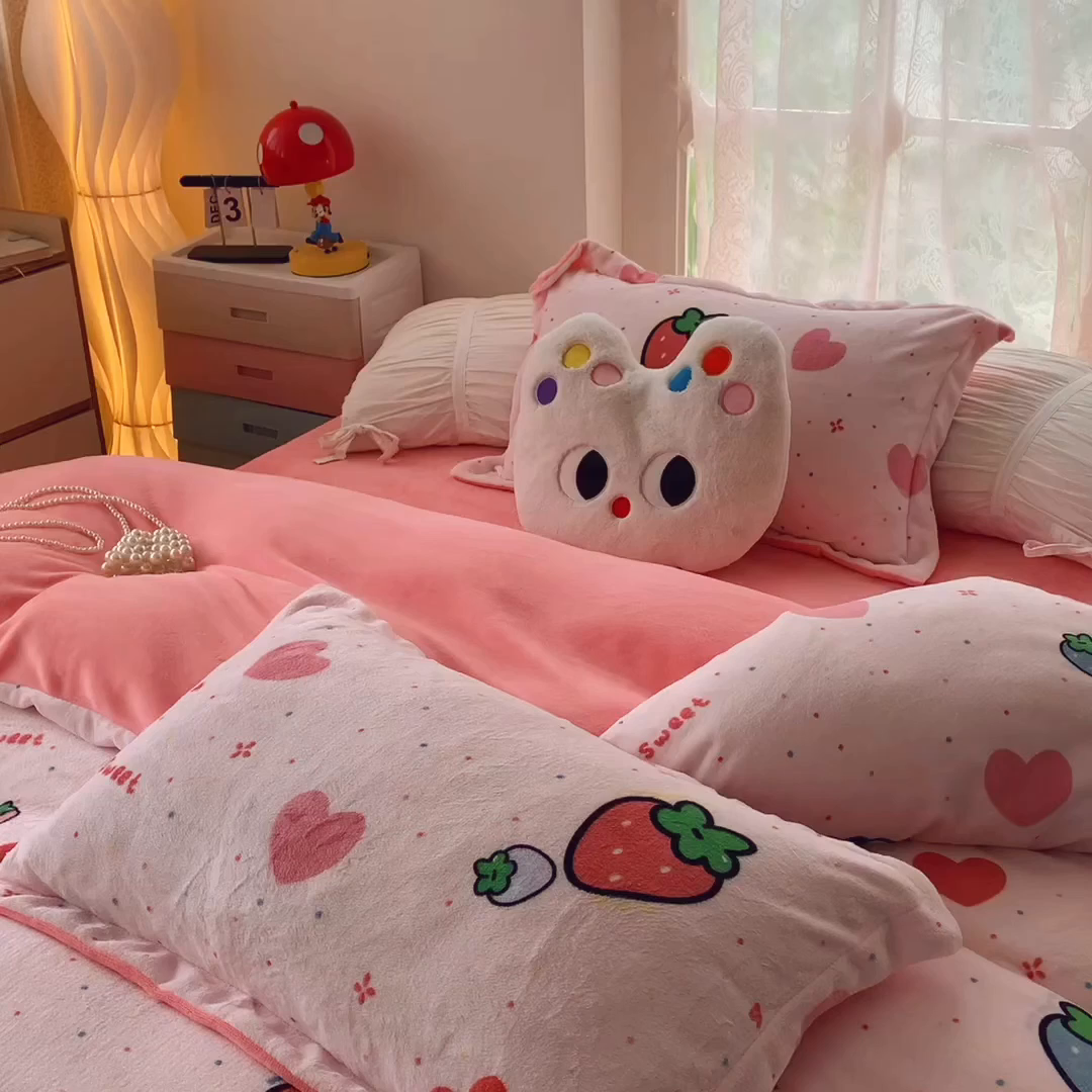 91家纺网 家纺一手货源 找家纺 莱豫家纺 2025新款加厚牛奶绒三件套四件套保暖不静电 爱心草莓