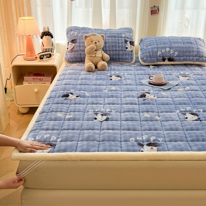 91家纺网 家纺一手货源 找家纺 梵朴 2025新款牛奶绒泡泡兔毛绒床垫学生宿舍床褥子床护垫大床款印花系列 彩虹哈皮狗