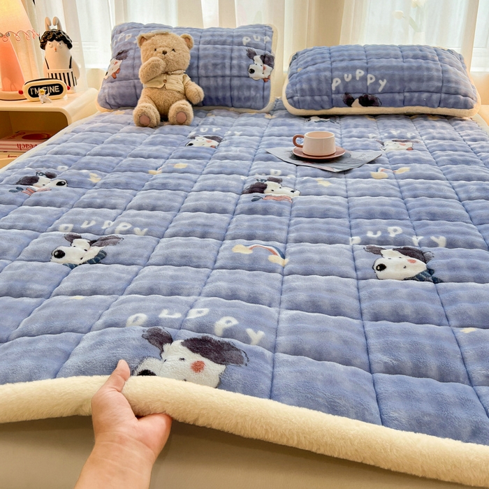 91家纺网 家纺一手货源 找家纺 梵朴 2025新款牛奶绒泡泡兔毛绒床垫学生宿舍床褥子床护垫大床款印花系列 彩虹哈皮狗