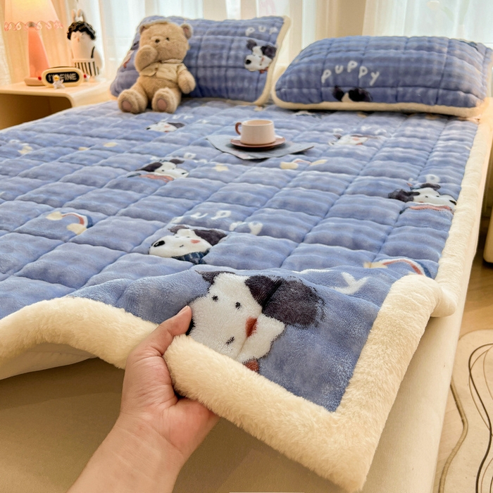 91家纺网 家纺一手货源 找家纺 梵朴 2025新款牛奶绒泡泡兔毛绒床垫学生宿舍床褥子床护垫大床款印花系列 彩虹哈皮狗