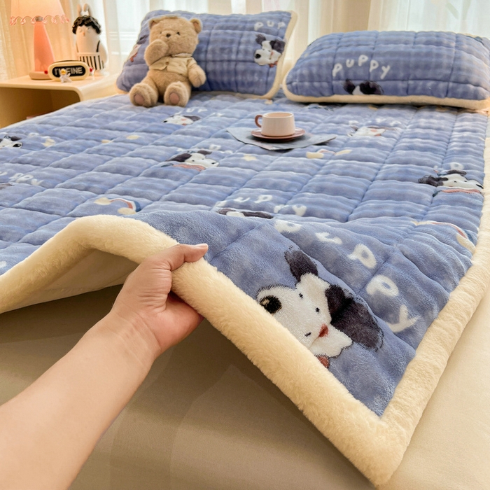 91家纺网 家纺一手货源 找家纺 梵朴 2025新款牛奶绒泡泡兔毛绒床垫学生宿舍床褥子床护垫大床款印花系列 彩虹哈皮狗