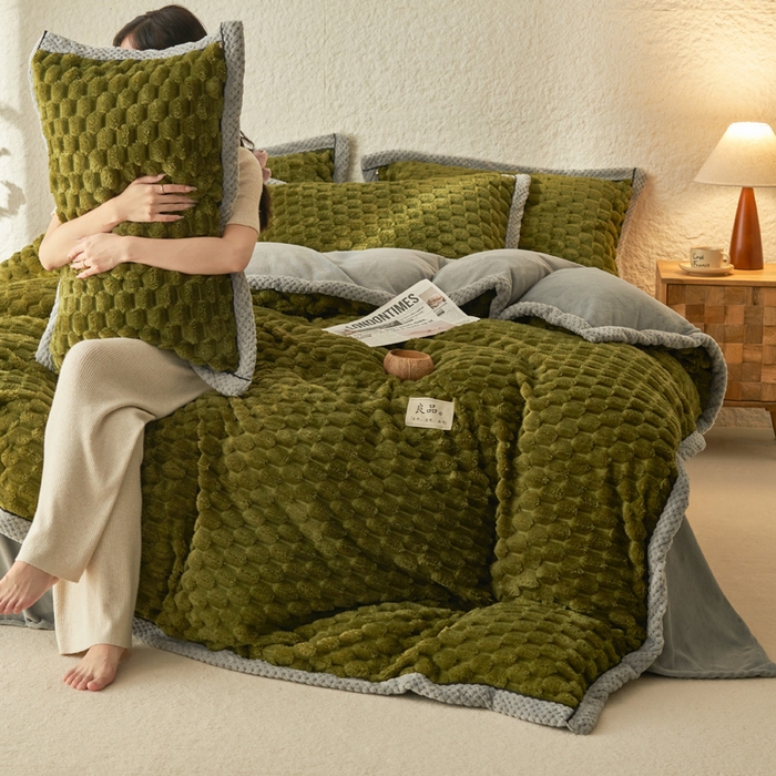 91家纺网 家纺一手货源 找家纺 早晨家纺 2025新款金贵款牛奶绒提花四件套 金贵-橄榄绿