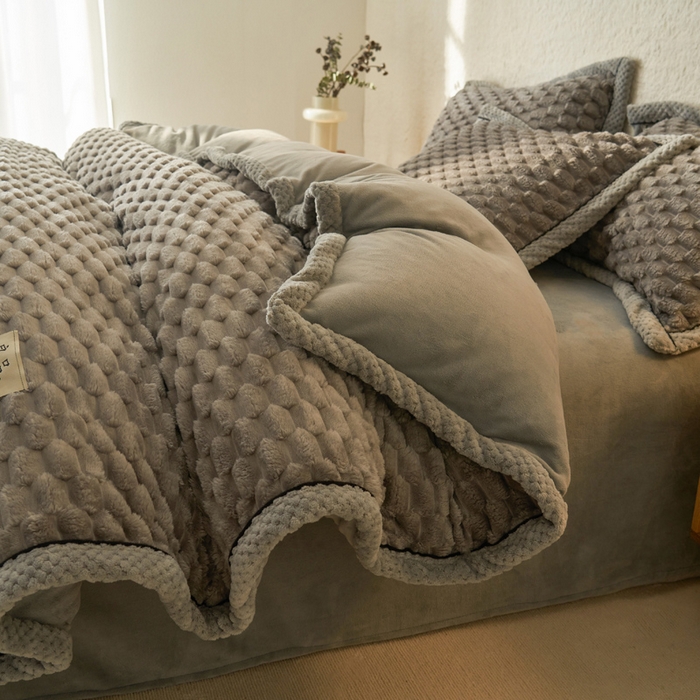 91家纺网 家纺一手货源 找家纺 早晨家纺 2025新款金贵款牛奶绒提花四件套 金贵-浅灰