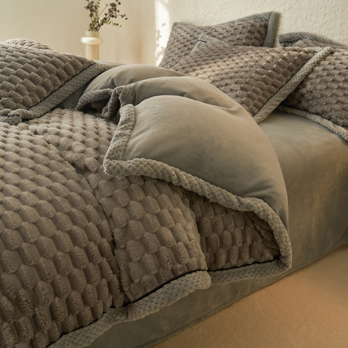 91家纺网 家纺一手货源 找家纺 早晨家纺 2025新款金贵款牛奶绒提花四件套 金贵-浅灰