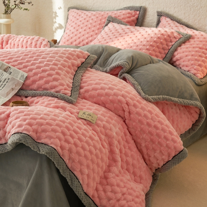 91家纺网 家纺一手货源 找家纺 早晨家纺 2025新款金贵款牛奶绒提花四件套 金贵-玉粉