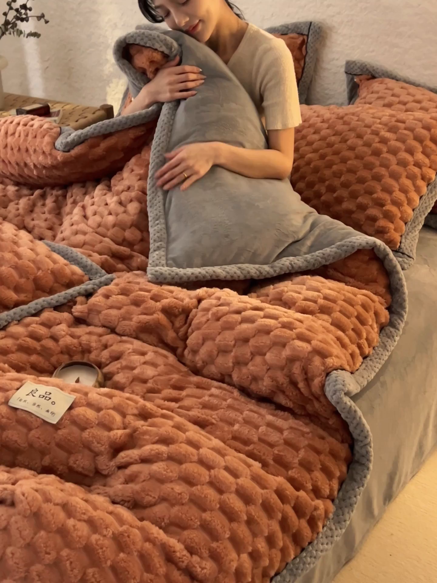 91家纺网 家纺一手货源 找家纺 早晨家纺 2025新款金贵款牛奶绒提花四件套 金贵-焦糖