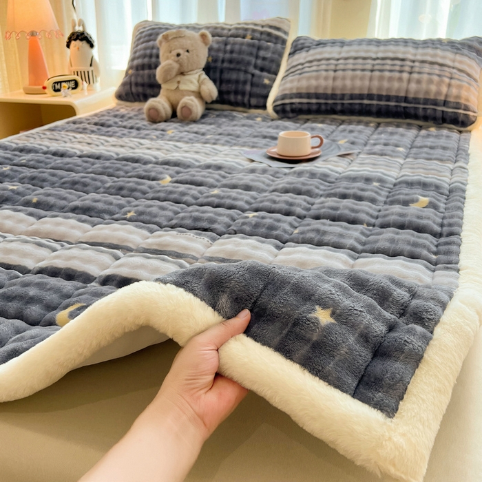 91家纺网 家纺一手货源 找家纺 梵朴 2025新款牛奶绒泡泡兔毛绒床垫学生宿舍床褥子床护垫大床款印花系列 繁星