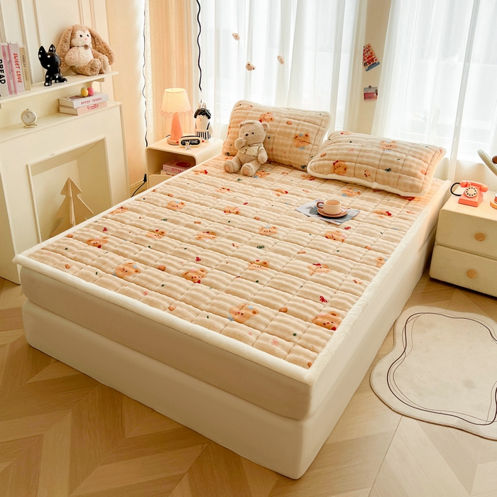 91家纺网 家纺一手货源 找家纺 梵朴 2025新款牛奶绒泡泡兔毛绒床垫学生宿舍床褥子床护垫大床款印花系列 黄油小熊