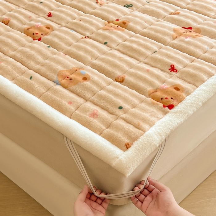 91家纺网 家纺一手货源 找家纺 梵朴 2025新款牛奶绒泡泡兔毛绒床垫学生宿舍床褥子床护垫大床款印花系列 黄油小熊