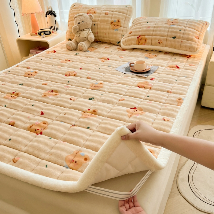 91家纺网 家纺一手货源 找家纺 梵朴 2025新款牛奶绒泡泡兔毛绒床垫学生宿舍床褥子床护垫大床款印花系列 黄油小熊