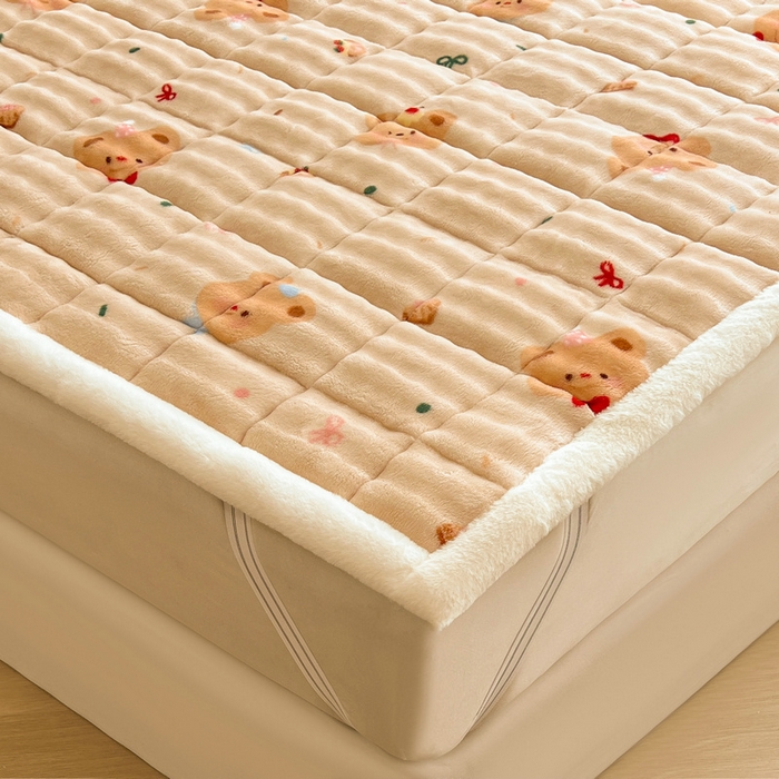 91家纺网 家纺一手货源 找家纺 梵朴 2025新款牛奶绒泡泡兔毛绒床垫学生宿舍床褥子床护垫大床款印花系列 黄油小熊