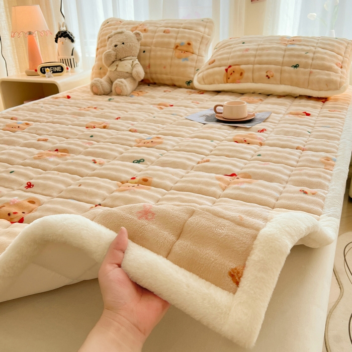 91家纺网 家纺一手货源 找家纺 梵朴 2025新款牛奶绒泡泡兔毛绒床垫学生宿舍床褥子床护垫大床款印花系列 黄油小熊