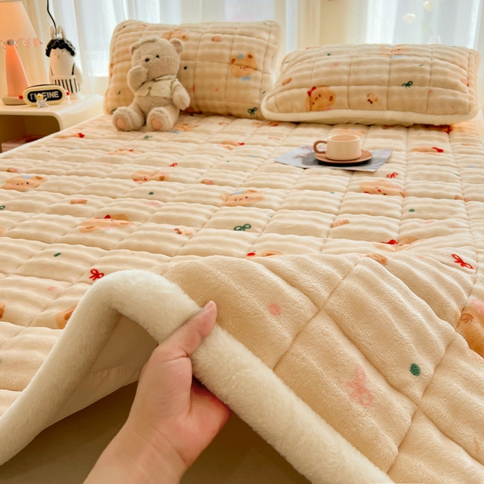 91家纺网 家纺一手货源 找家纺 梵朴 2025新款牛奶绒泡泡兔毛绒床垫学生宿舍床褥子床护垫大床款印花系列 黄油小熊