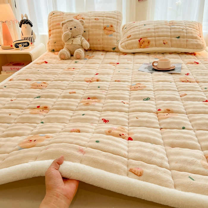 91家纺网 家纺一手货源 找家纺 梵朴 2025新款牛奶绒泡泡兔毛绒床垫学生宿舍床褥子床护垫大床款印花系列 黄油小熊
