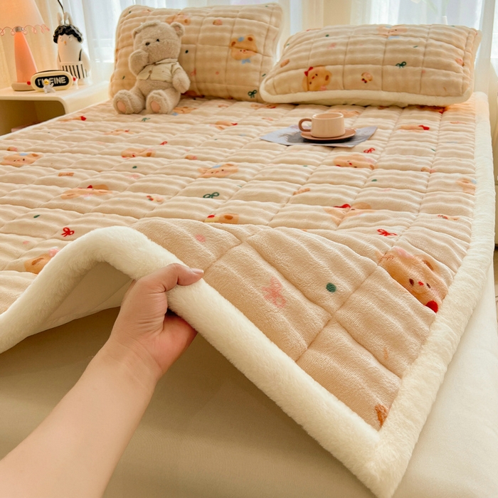 91家纺网 家纺一手货源 找家纺 梵朴 2025新款牛奶绒泡泡兔毛绒床垫学生宿舍床褥子床护垫大床款印花系列 黄油小熊