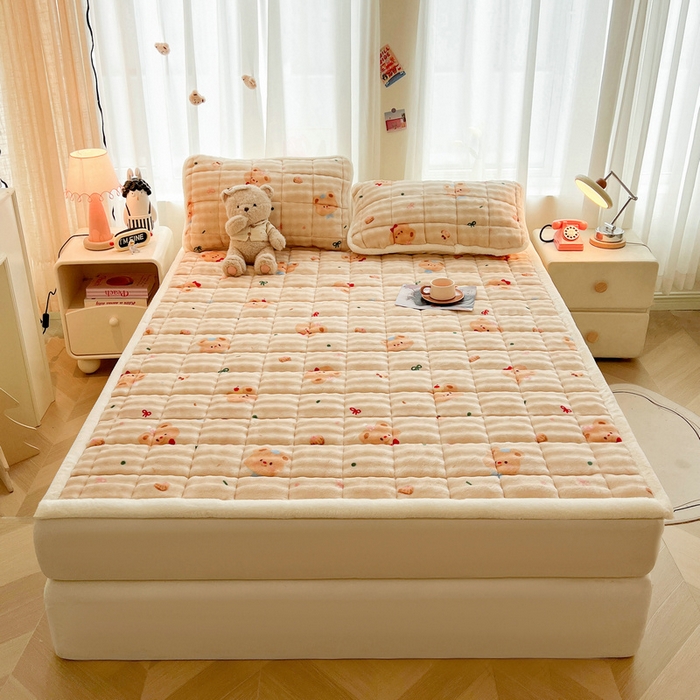 91家纺网 家纺一手货源 找家纺 梵朴 2025新款牛奶绒泡泡兔毛绒床垫学生宿舍床褥子床护垫大床款印花系列 黄油小熊