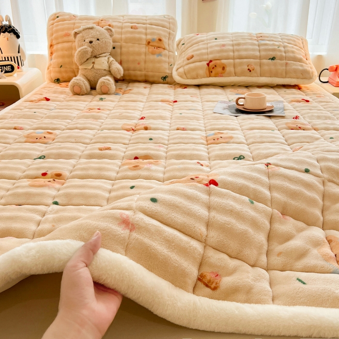 91家纺网 家纺一手货源 找家纺 梵朴 2025新款牛奶绒泡泡兔毛绒床垫学生宿舍床褥子床护垫大床款印花系列 黄油小熊
