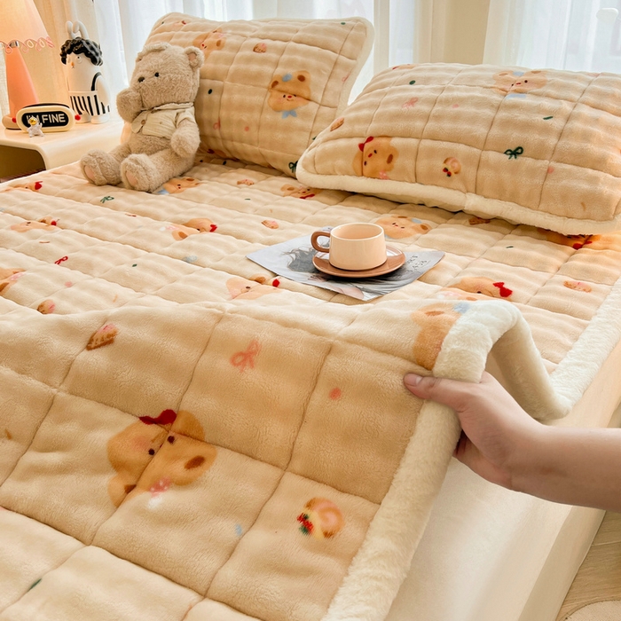 91家纺网 家纺一手货源 找家纺 梵朴 2025新款牛奶绒泡泡兔毛绒床垫学生宿舍床褥子床护垫大床款印花系列 黄油小熊