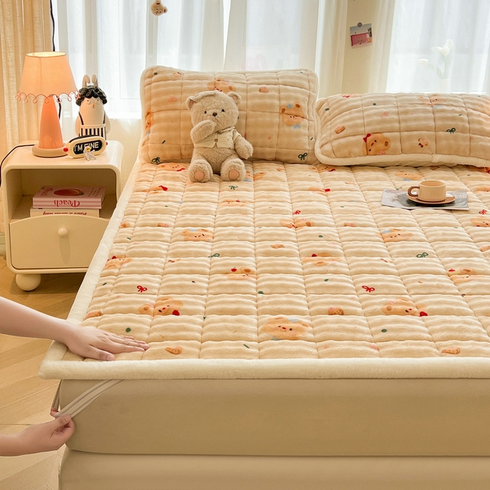 91家纺网 家纺一手货源 找家纺 梵朴 2025新款牛奶绒泡泡兔毛绒床垫学生宿舍床褥子床护垫大床款印花系列 黄油小熊