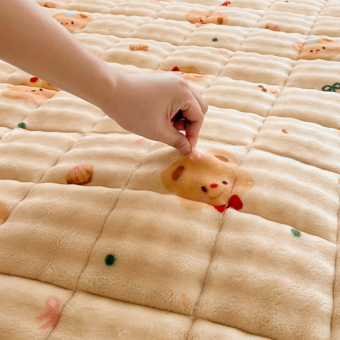 91家纺网 家纺一手货源 找家纺 梵朴 2025新款牛奶绒泡泡兔毛绒床垫学生宿舍床褥子床护垫大床款印花系列 黄油小熊