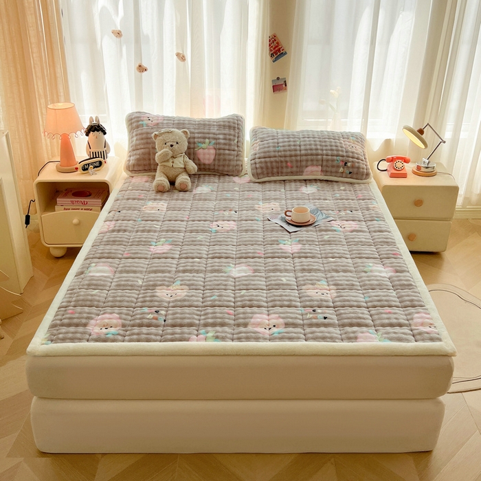 91家纺网 家纺一手货源 找家纺 梵朴 2025新款牛奶绒泡泡兔毛绒床垫学生宿舍床褥子床护垫大床款印花系列 咖底蛋糕熊