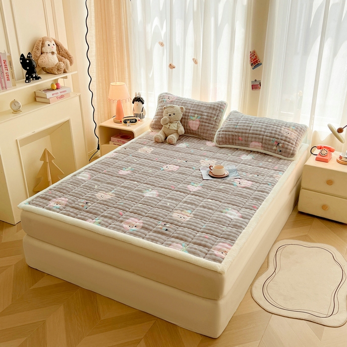 91家纺网 家纺一手货源 找家纺 梵朴 2025新款牛奶绒泡泡兔毛绒床垫学生宿舍床褥子床护垫大床款印花系列 咖底蛋糕熊