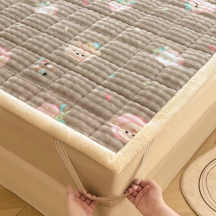 91家纺网 家纺一手货源 找家纺 梵朴 2025新款牛奶绒泡泡兔毛绒床垫学生宿舍床褥子床护垫大床款印花系列 咖底蛋糕熊