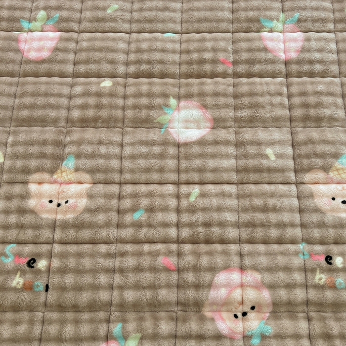 91家纺网 家纺一手货源 找家纺 梵朴 2025新款牛奶绒泡泡兔毛绒床垫学生宿舍床褥子床护垫大床款印花系列 咖底蛋糕熊