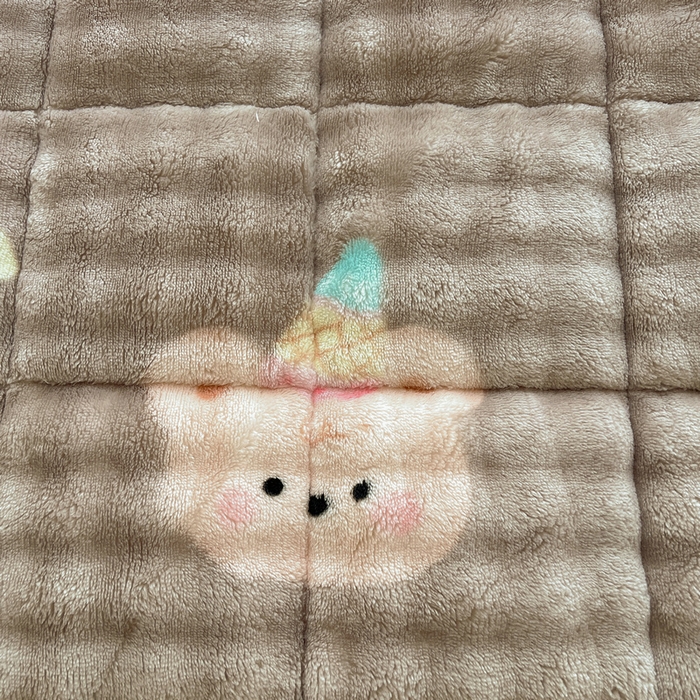 91家纺网 家纺一手货源 找家纺 梵朴 2025新款牛奶绒泡泡兔毛绒床垫学生宿舍床褥子床护垫大床款印花系列 咖底蛋糕熊