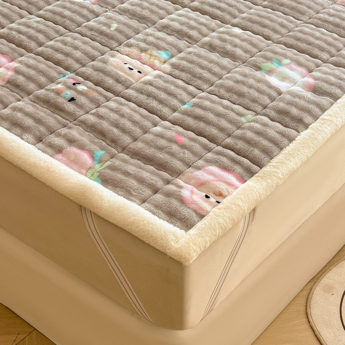 91家纺网 家纺一手货源 找家纺 梵朴 2025新款牛奶绒泡泡兔毛绒床垫学生宿舍床褥子床护垫大床款印花系列 咖底蛋糕熊