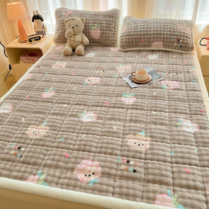 91家纺网 家纺一手货源 找家纺 梵朴 2025新款牛奶绒泡泡兔毛绒床垫学生宿舍床褥子床护垫大床款印花系列 咖底蛋糕熊