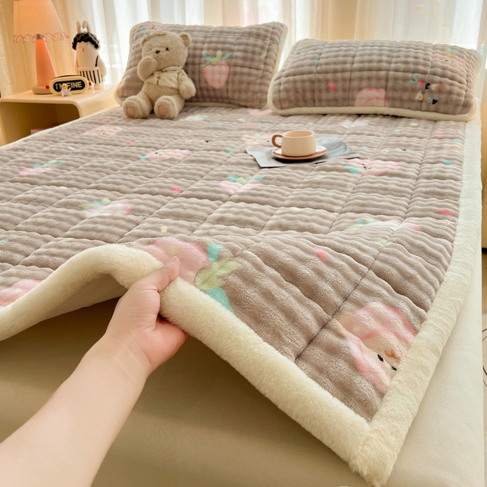 91家纺网 家纺一手货源 找家纺 梵朴 2025新款牛奶绒泡泡兔毛绒床垫学生宿舍床褥子床护垫大床款印花系列 咖底蛋糕熊