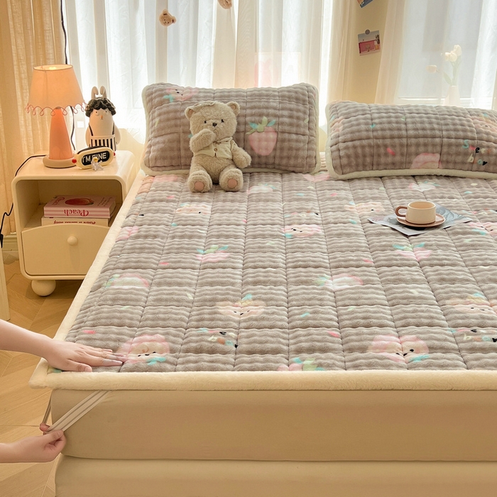 91家纺网 家纺一手货源 找家纺 梵朴 2025新款牛奶绒泡泡兔毛绒床垫学生宿舍床褥子床护垫大床款印花系列 咖底蛋糕熊