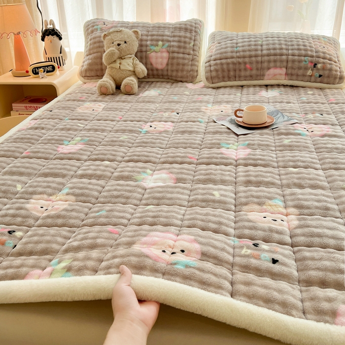91家纺网 家纺一手货源 找家纺 梵朴 2025新款牛奶绒泡泡兔毛绒床垫学生宿舍床褥子床护垫大床款印花系列 咖底蛋糕熊