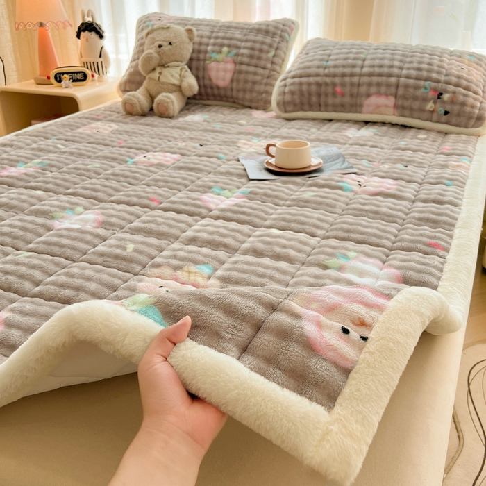 91家纺网 家纺一手货源 找家纺 梵朴 2025新款牛奶绒泡泡兔毛绒床垫学生宿舍床褥子床护垫大床款印花系列 咖底蛋糕熊