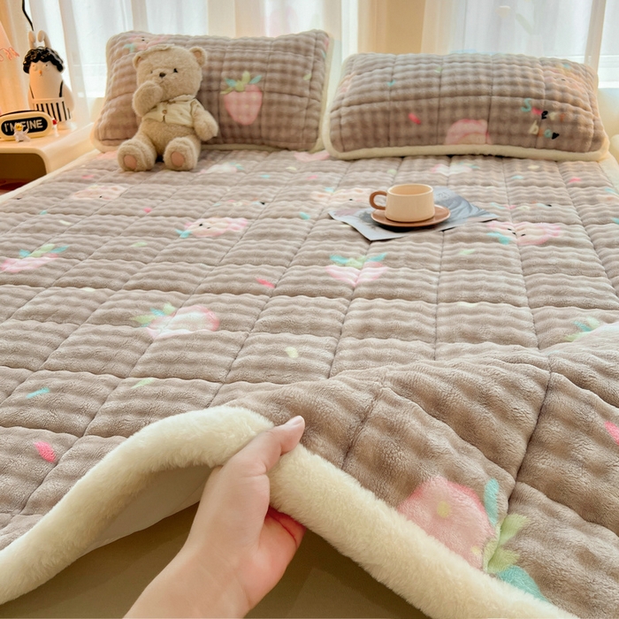 91家纺网 家纺一手货源 找家纺 梵朴 2025新款牛奶绒泡泡兔毛绒床垫学生宿舍床褥子床护垫大床款印花系列 咖底蛋糕熊